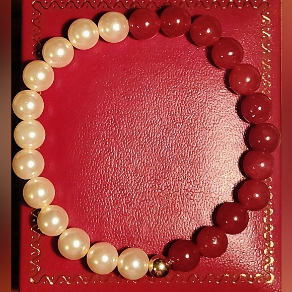 Illustriuous Delta Sigma Theta Crimson & Cream Pearl Beaded Stretch Bracelet - Picture 3 of 5